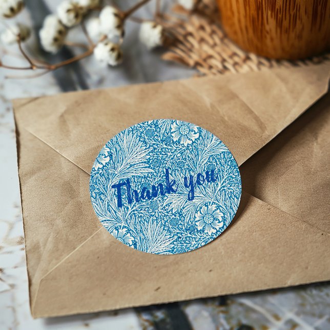Bleu William Morris motif Merci autocollant (Blue William Morris floral thank you sticker with handwritten script.)
