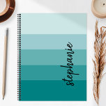 Bloc couleur signature personnalisée Turquoise 202<br><div class="desc">Ce design moderne branché présente cinq bandes de blocs de couleur dans des teintes de dégradé allant de la lumière au turquoise moyen. Personnalisez-le avec votre nom dans le script d'écriture manuscrite de signature noire verticale.</div>