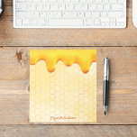 Bloc-note Abeille d'abeille dorée nom de goutte de miel moti<br><div class="desc">Ajoutez un peu de plaisir et d'humour à vos listes de courses d'été ou à votre bureau à domicile! Arrière - plan jaune et blanc avec un motif de nid d'abeille. Décoré de miel dégoulinant. Votre nom écrit avec un script de style à la main doré.</div>