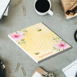 Bloc-note Abeilles jaunes Cute rose fleurons tropicaux<br><div class="desc">Ajoutez un peu de plaisir et d'humour à vos listes de courses d'été ou à votre bureau à domicile! Arrière - plan jaune et blanc avec un motif de nid d'abeille. Décoré de fleurs tropicales roses, de fleurs, d'hibiscus et d'abeilles souriantes joyeuses. Votre nom écrit avec un script de style...</div>