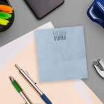 Bloc-note Acier Bleu Peinture Texture de pinceau Ajouter le<br><div class="desc">Bloc-notes bleu en acier cool personnalisé avec votre nom dans une police vintage en mauvais état en bleu foncé contre un arrière - plan bleu clair imprimé avec une toile et une texture inspirée de la brosse. Joignez-vous à vos notes, idées et choses à faire et à retenir sur ce...</div>