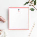 Bloc-note Ananas rose | Personnalisé<br><div class="desc">Ajoutez une touche chic de style preppy à votre bureau avec notre tampon de mémo personnalisé. Le design présente une bordure rose pastel peachy avec une illustration d'ananas rose et vert et votre nom,  monogramme ou choix de personnalisation.</div>