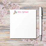 Bloc-note Appréciation de l'enseignant crayon personnalisé a<br><div class="desc">Appréciation de l'enseignant crayon personnalisé avec bow Notepad Ajoutez votre propre nom, ou le nom de quelqu'un qui aimerait! Idéal pour votre professeur, principal, secrétaire, doyen ou toute autre personne à l'école ! Ce bloc-notes est de grande taille et entièrement personnalisable ! Le papier robuste et le design simpliste mais...</div>