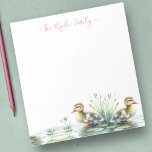 Bloc-note Aquarelle Canards Papeterie personnalisée<br><div class="desc">Jolie et charmante,  cette papeterie personnalisée présente votre nom de famille ou monogramme en typographie manuscrite rose avec une bordure inférieure de canetons d'aquarelle. Parfait pour vos notes de printemps et d'été. Pour voir plus de modèles de vie de bureau et de cadeaux de canard comme cette visite www.zazzle.com/dotellabelle</div>