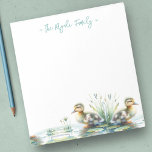 Bloc-note Aquarelle Canards Papeterie personnalisée<br><div class="desc">Jolie et charmante, cette papeterie personnalisée présente votre nom de famille ou monogramme en typographie de script en lettres bleues avec une arête inférieure de canetons d'aquarelle. Parfait pour vos notes de printemps et d'été. Pour voir plus de modèles de vie de bureau et de cadeaux de canard comme cette...</div>