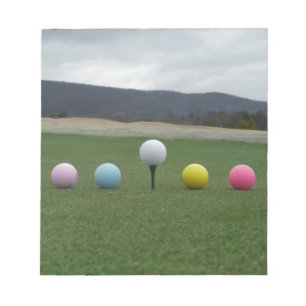 Bloc-note Ballons de golf aux couleurs vives sur une montagn