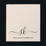 Bloc-note Beige Moderne Nom minimal Monogramme initial<br><div class="desc">Tampon moderne et élégant avec un arrière - plan beige personnalisé avec des initiales et un nom en monogramme manuscrits tendance. Facile à customiser. Commandez aujourd'hui !</div>