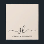 Bloc-note Beige Moderne Nom minimal Monogramme initial<br><div class="desc">Tampon moderne et élégant avec un arrière - plan beige personnalisé avec des initiales et un nom en monogramme manuscrits tendance. Facile à customiser. Commandez aujourd'hui !</div>