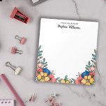 Bloc-note Belle florale de corail jaune du bureau de<br><div class="desc">Floral du bureau du bloc-notes avec de jolies fleurs jaunes,  fleurs de corail,  fleurs bleues,  fleurs roses rousses avec votre nom dans un script girly.</div>