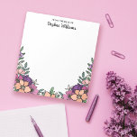 Bloc-note Belle Pêche violet Floral du bureau de<br><div class="desc">Floral du bureau de bloc-notes avec de jolies fleurs dans une palette de couleurs tendance de pêche et violet et rose avec votre nom dans un script girly. Joli bloc-notes personnalisé pêche et violet avec fleurs et verdure customisé avec votre nom. Rejoignez vos notes du jour ou vos notes à...</div>