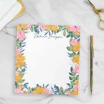 Bloc-note Cadre floral rose et jaune luxuriant moderne<br><div class="desc">Beau bloc-notes floral avec un cadre floral saisissant créant une bordure autour du bloc-notes. Les fleurs et la verdure sont dessinées à la main sur une tablette en rose et jaune, et vert et bleu. Les fleurs décorent les bordures, laissant beaucoup de place pour écrire des notes, des rappels, des...</div>
