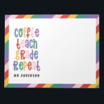 Bloc-note Café, enseigner, grade, répéter la typographie pro<br><div class="desc">Café, enseigner, grade, répéter enseignant moderne coloré de la typographie arc-en-ciel cadeau. Montrez à votre professeur ce cadeau de Noël moderne ou de fin de mandat utile qui vous intéresse. Très important brins et bobs d'enseignant. Avec lettré à la main script fun moderne, et espace pour leur nom et le...</div>
