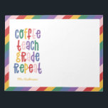 Bloc-note Café, enseigner, grade, répéter la typographie pro<br><div class="desc">Café, enseigner, grade, répéter enseignant moderne coloré de la typographie arc-en-ciel cadeau. Montrez à votre professeur ce cadeau de Noël moderne ou de fin de mandat utile qui vous intéresse. Très important brins et bobs d'enseignant. Avec lettré à la main script fun moderne, et espace pour leur nom et le...</div>