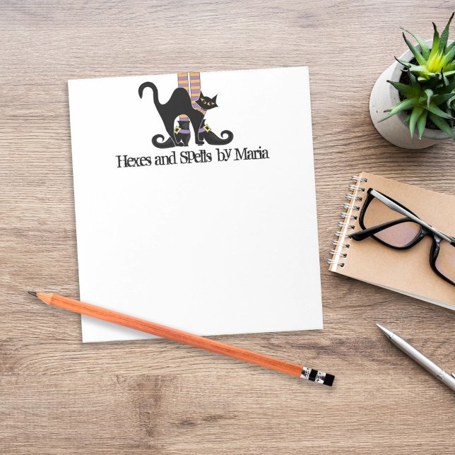 Bloc-note Chaussures en sorcière blanche Halloween Chat noir (Spooky witch cat Halloween desk stationery with personalized name header.)