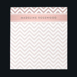 Bloc-note Chic moderne Rose or Chevron Monogrammé<br><div class="desc">Ajoutez un accessoire personnalisé et élégant à votre bureau avec ce bloc-notes moderne et chic. Design dispose d'un motif zig-zag en feuille d'or faux rose rose girly et votre nom ou autre texte customisé dans une simple police de police gris foncé typographie. Ce bloc-notes élégant et tendance en métal fait...</div>
