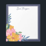 Bloc-note Composition florale moderne rose et jaune<br><div class="desc">Beau bloc-notes floral avec une composition florale saisissante dessinée à la main sur une tablette en rose et jaune avec de la verdure en vert et bleu. Le bouquet de fleurs est situé dans le coin inférieur du bloc-notes personnalisé, laissant suffisamment de place pour noter des notes, des rappels, des...</div>
