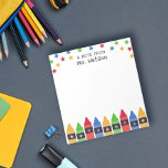 Bloc-note Crayons & Stars Note De L'Enseignant De L'École<br><div class="desc">Note du bloc-notes de l'enseignant de l'école personnalisée avec le nom de l'enseignant sous des étoiles colorées et au-dessus d'une rangée de crayons en rouge,  bleu,  vert et jaune. Bloc-notes pour enseignants de maternelle avec crayons colorés et étoiles.</div>