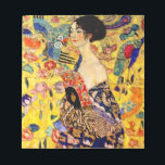 Bloc-note Dame Gustav Klimt avec ventilateur<br><div class="desc">Bloc-notes avec la peinture à l’huile de Gustav Klimt Lady with Fan (1918). Une femme portant un kimono bleu tient un ventilateur rouge contre un arrière - plan jaune coloré de fleurs et de paons. Un grand cadeau pour les amateurs de Japonisme et d'art européen.</div>