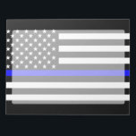 Bloc-note Décor graphique du Drapeau Bleu Mince<br><div class="desc">Un drapeau américain de Ligne Bleue Mince. Une excellente idée cadeau pour les rassemblements, les célébrations commémoratives et les occasions de commémoration. Voici une belle gamme de lignes bleues personnalisées style design disponible comme une broderie sur casquettes de baseball décontractés brodés pour tout le monde. Utilisez le lien "Demandez à...</div>