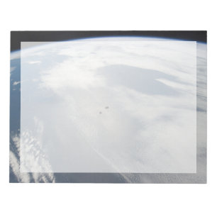 Bloc-note Des Petits Satellites Orbitent Au-Dessus D'Une Par