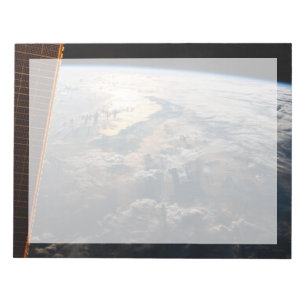 Bloc-note Des Poutres Sunglint Au Large De La Mer Des Célèbe