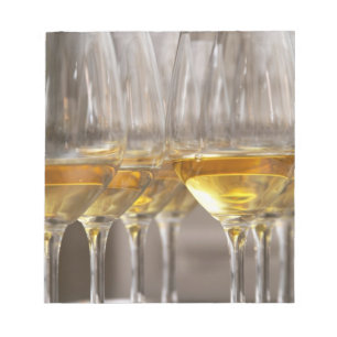 Bloc-note deux rangées de verres de dégustation de vin aux