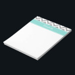 Bloc-note Dk Gray White LG Chevron Turquoise<br><div class="desc">Gris foncé et blanc Grand Chevron Zig Zag Motif, Turquoise Aqua Robin Egg Ribbon Nom Monogramme Étiquette ======== Personnaliser avec votre nom, monogramme ou autre texte. Vous pouvez également modifier les polices, ajuster la taille des polices et les couleurs des polices, déplacer le texte, ajouter des champs de texte, etc....</div>