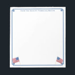 Bloc-note Drapeau américain patriotique Personnalisé<br><div class="desc">Un bloc-notes élégant que vous pouvez personnaliser avec votre propre texte, y compris un nom. Le design comporte une bordure d'angle grecque avec des images de drapeau américain aquarelle (celles-ci ont été peintes à la main par moi avant d'être scannées sous forme numérique). . Vous pouvez modifier la couleur de...</div>