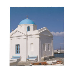 Bloc-note Église blanche sur la plage près de la mer Égée su