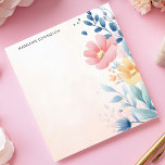 Bloc-note Élégant joli Pastel Floral Nom personnalisé<br><div class="desc">Ajoutez une touche de beauté sophistiquée à vos notes grâce à ce bloc-notes personnalisé. Un agencement vibrant de fleurs pastel et de feuillage crée un design élégant de la barre latérale le long du bord droit. L'arrière - plan doux et feutré vient compléter le motif floral. Customisez ce bloc-notes avec...</div>
