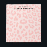 Bloc-note Empreinte de léopard rose pâle personnalisé<br><div class="desc">Un grand motif de taches empreintes de léopard prend une tournure moderne en rose pâle. Personnalisez le monogramme personnalisé et faites un cadeau personnel pour vous-même ou pour quelqu'un que vous aimez. ©2014 tous droits réservés.</div>