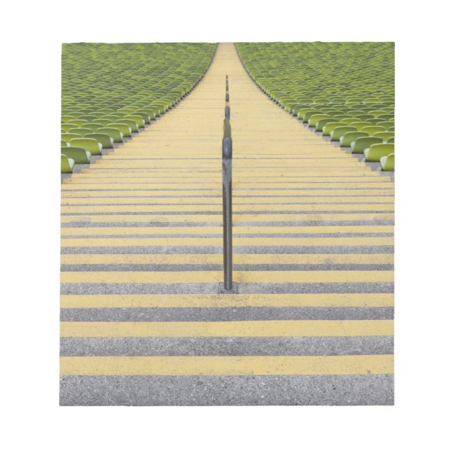 Bloc-note Escalier du stade entre rangées de sièges verts (Devant)