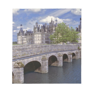 Bloc-note Europe, France, Chambord. Un pont de pierre mène