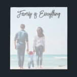 Bloc-note Famille Tout Ce Qui Est Moderne Script   Photo<br><div class="desc">Ce bloc-notes est doté d'une photo pleine image (légèrement éclairée pour qu'il soit plus facile d'utiliser comme bloc-notes) et d'un script moderne qui dit "La famille est tout". Le message d'accueil est modifiable afin que vous puissiez le customiser avec votre propre phrase ou nom. Ce bloc-notes photo fait aussi un...</div>