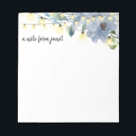 Bloc-note Fleurs bleues et lumières des fées Personnalisées<br><div class="desc">Ce magnifique bloc-notes est doté de lampes à cordes et de fleurs d'aquarelle. Ajoutez votre personnalisation à l'aide du formulaire modèle. Pour modifier la police,  le style,  la couleur ou la disposition,  sélectionnez l'option "customiser plus loin".</div>