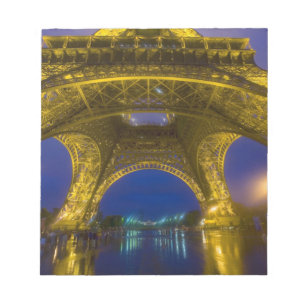 Bloc-note France, Paris. Tour Eiffel illuminée à
