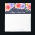 Bloc-note Frontière Fleurs d'aquarelle Fête des Mères<br><div class="desc">Bloc-notes personnalisé avec un joli bouquet de roses aquarellés avec des sprigs,  des feuilles et des branches tous ensemble dans un arrangement floral coloré le long de la bordure supérieure. Arrière - plan bleu marine derrière les fleurs. Le texte dit Bonne Fête des Mères avec un nom personnalisé.</div>