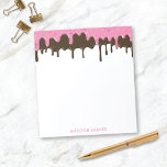 Bloc-note Fun Cute Ice Cream Driams Personnalisé avec nom<br><div class="desc">Ce bloc-notes personnalisé amusant comporte une bordure en haut de la fraise et des gouttes de crème glacée au chocolat avec votre nom dans une police décontractée. Ce design sucré est un excellent choix pour tout le monde ET fait un cadeau amusant!</div>