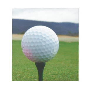 Bloc-note Golf Ball sur un terrain de golf de montagne