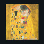 Bloc-note Gustav Klimt The Kiss<br><div class="desc">Notepad featuring Gustav Klimt’s oil painting with gold leaf The Kiss (1908). A man and woman,  wearing brilliant golden colors,  lovingly embrace and kiss in a field of flowers. A great gift for fans of Art Nouveau and Austrian art.</div>