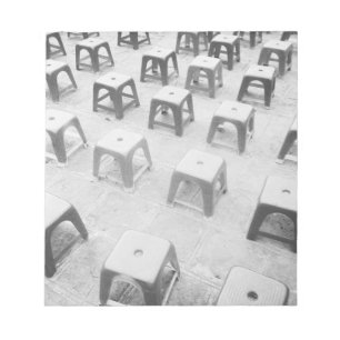 Bloc-note Hanoi Vietnam, Tabourets en plastique au Temple de