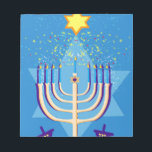 Bloc-note hanoukka menorah<br><div class="desc">"hanoukka menorah",  "happy hanoukka",  menorah,  "star de david",  "chanoukah juif",  Hanoukka,  "vacances juives""chanoukah,  hannukah,  chanoukkah channuka,  channukah,  chanoukka,  hannuka,  hébreu,  juif, ,  judaïsme,  menora,  judajudica, </div>