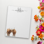 Bloc-note Highland Cows Aquarelle Nom du monogramme Bloc-not<br><div class="desc">Cette conception peut être personnalisée dans la zone fournie en modifiant la photo et/ou le texte. Vous pouvez également le customiser en cliquant sur Personnaliser ce Modèle, puis en choisissant l'option cliquer pour customiser et supprimer ou modifier la couleur de l'arrière - plan, ajouter du texte, modifier la couleur ou...</div>