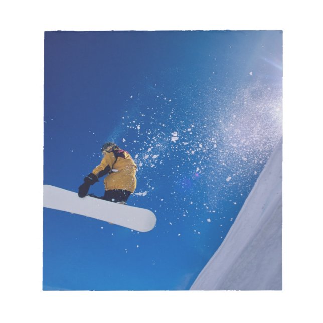 Bloc-note Homme volant dans les airs sur un snowboard avec (Devant)