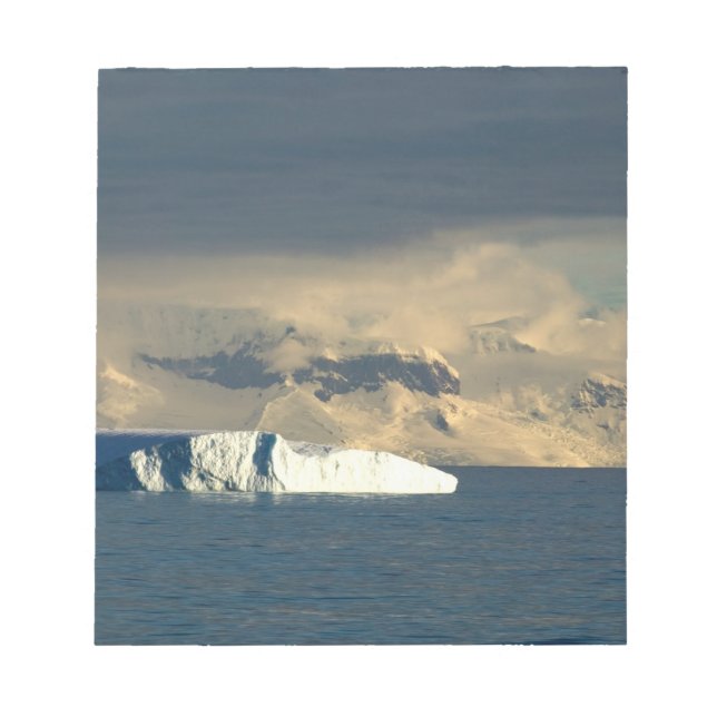 Bloc-note Iceberg au début du passage de Drake juste (Devant)
