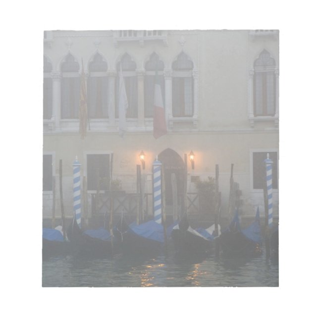 Bloc-note Italie, Venise. Une rangée de gondoles vues à trav (Devant)