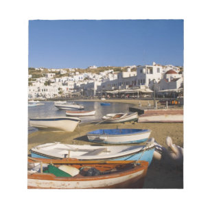 Bloc-note La ville portuaire avec des bateaux de pêche color