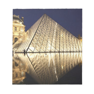 Bloc-note La vue nocturne de la Pyramide de verre du Musée d
