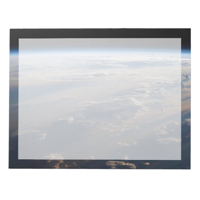 Bloc-note Le lever Du Soleil Coule De Longues Ombres Sur La  (Devant)