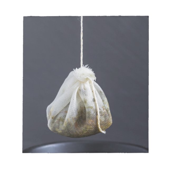 Bloc-note Le sac de thé est suspendu dans une tasse (Devant)